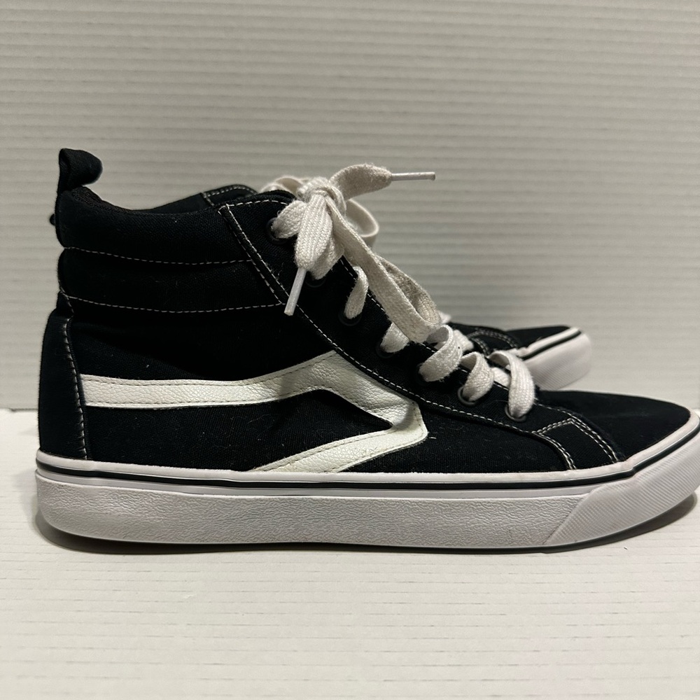 No boundaries high top sneaker size 8